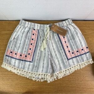 Buttons Embroidered linen shorts Size Medium